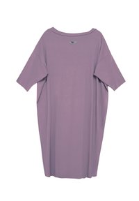 Przesadnie duża lawendowa sukienka uszyta z miękkiego materiału, z krótkimi rękawami, szerokim dekoltem i luźnym krojem, bez widocznych wzorów czy ozdób.