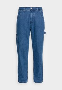 Pantalones cargo de mezclilla azul con un diseño de pernera recta, con bolsillos laterales y cierre de botón. La tela presenta un aspecto suave y ligeramente texturizado.