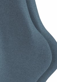 Blaue gerippte Socken mit glatter Textur, die eine nahtlose Zehenpartie und eine gut sitzende Form bieten, um Komfort und Langlebigkeit zu gewährleisten.