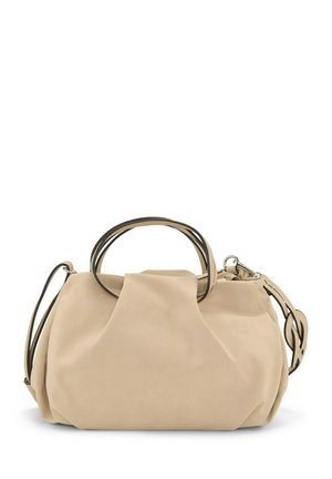 Sac à main en cuir souple beige avec deux poignées courtes et une longue bandoulière réglable, design froncé à l'avant et détails en métal argenté.