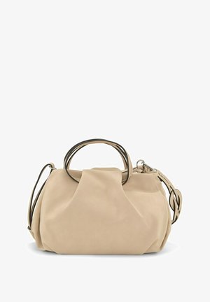 Beige blød læderhåndtaske med to korte håndtag og en justerbar lang rem, foldet design på forsiden og sølvfarvede metaldetaljer.