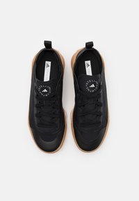 Černé sportovní boty s gumovou podrážkou, které se vyznačují elegantním designem, texturovanými materiály a šněrováním. Ozdobené štítkem s logem.