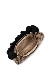 Sac à main en imprimé léopard avec une poignée en tissu noir froncé, fermeture zippée et intérieur beige comportant plusieurs compartiments.