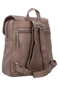 Mochila de cuero marrón con un diseño estructurado, bolsillo frontal con cremallera, correas ajustables y un asa superior para mayor comodidad.