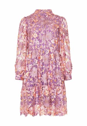 Lila, térd alatt érő ruha hosszú ujjakkal, rózsaszín és narancssárga virágos csipke hímzéssel és gombos gallérral.