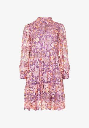 Lilla põlvepikkune kleit pika varrukaga, millel on roosa ja oranž lilleline pitsikiri ning nööpidega krae.