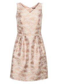 Robe sans manches longueur genou avec col en V, taille cintrée et jupe plissée, présentant un motif texturé beige et rose clair.