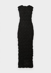 Zwarte mouwloze maxi-jurk met gerimpeld, textuurvol materiaal en een aansluitende silhouet tegen een witte achtergrond.