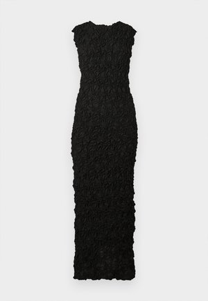 Abito maxi senza maniche nero con tessuto arricciato texturizzato e silhouette aderente su uno sfondo bianco.