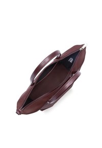 Borsa tote in pelle bordeaux con manici rotondi doppi e chiusura zippata. L'interno presenta una foderatura scura ed è spazioso con una texture liscia.
