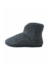 Chausson en laine bleu foncé avec une finition texturée, design mi-haut, doublure douce et semelle en caoutchouc flexible pour le confort.