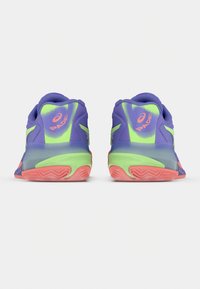 Μωβ και πράσινα αθλητικά παπούτσια με επάνω μέρος από δίχτυ, επενδεδυμένο γιακά και υφή σόλας από καουτσούκ. Διαθέτουν πορτοκαλί λογότυπο και λεπτομέρειες στη φτέρνα.