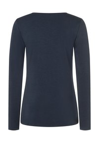 Diepblauw langemouwen shirt met een eenvoudige, slim-fit snit en een ronde hals, gezien van de achterkant op een witte achtergrond.
