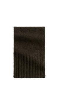 Sciarpa lavorata a maglia di color marrone scuro con un design a costine e una texture liscia. Iniziali in rilievo vicino alla base aggiungono un dettaglio discreto.