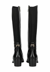 Botas de cuero negro hasta la rodilla con un diseño ajustado, que cuentan con un tacón bajo y un acento de hebilla en tono dorado en la parte posterior.