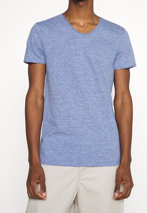 Niebieski melanżowy T-shirt z okrągłym dekoltem i krótkimi rękawami. Wykonany z miękkiego, lekkiego materiału o gładkiej teksturze.