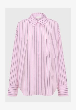 Vaaleanpunainen pitkähihainen paita, jossa on pystysuorat mustat raidat, nappikaulus ja yksi rinta-askelukkopussi vasemmalla puolella. Pehmeä kangas.