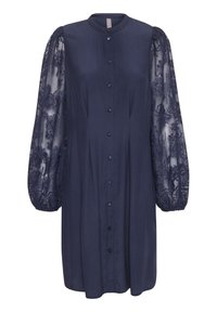 Marinblå klänning med rak silhuett, som har långa genomskinliga spetsärmar, knappstängning fram och hög krage.