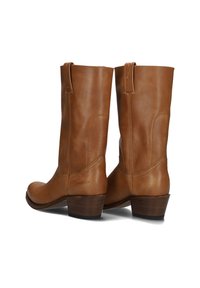 Bruine leren kniehoge laarzen met een ronde neus, een lichte hak, accenten op de zijnaad en gestikte details op de schacht.