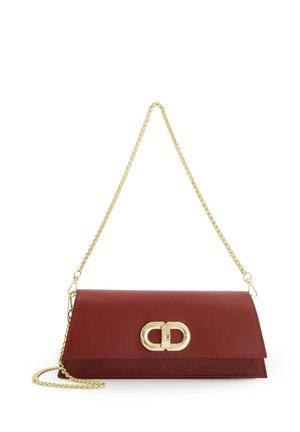 Weinrote Leder-Clutch mit einer goldenen Kettenriemen und ovalem goldfarbenem Verschluss. Sie zeichnet sich durch eine glatte Oberfläche und ein gefaltetes Design aus.