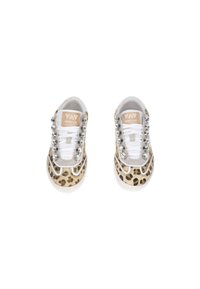 Sneaker con stampa leopardata e suola bianca, dotate di borchie argentate lungo l'area dei lacci e lacci bianchi. Progettate con un colletto imbottito.