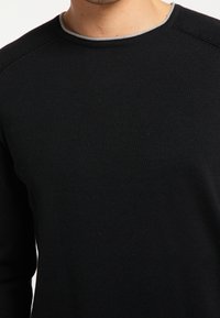 Mo Maglione - black