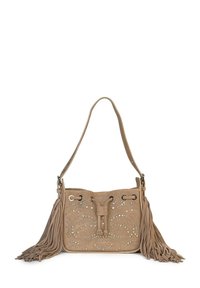 Borsa a tracolla in suede beige con decorazione a borchie, dettaglio di frange su un lato e tracolla regolabile. Forma arrotondata.