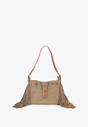 Beiger Wildleder-Handtasche mit dekorativem Nietenmuster, fransenbesetztem Detail an einer Seite und verstellbarem Schulterriemen. Abgerundete Form.