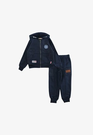 Veste à capuche zippée bleu marine pour enfants avec poches avant et pantalon assorti à taille élastique avec détails en écusson.