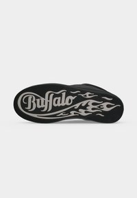 Μαύρη σόλα παπουτσιού με το λογότυπο «Buffalo» και σχέδιο φλόγας σε λευκό, εμφανίζεται πάνω σε απλό ανοιχτόφωτο φόντο.