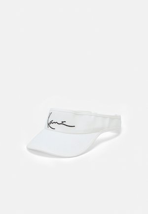 Casquette à visière blanche avec logo signature en écriture cursive noire sur la bande avant, présentée sur un fond blanc uni.