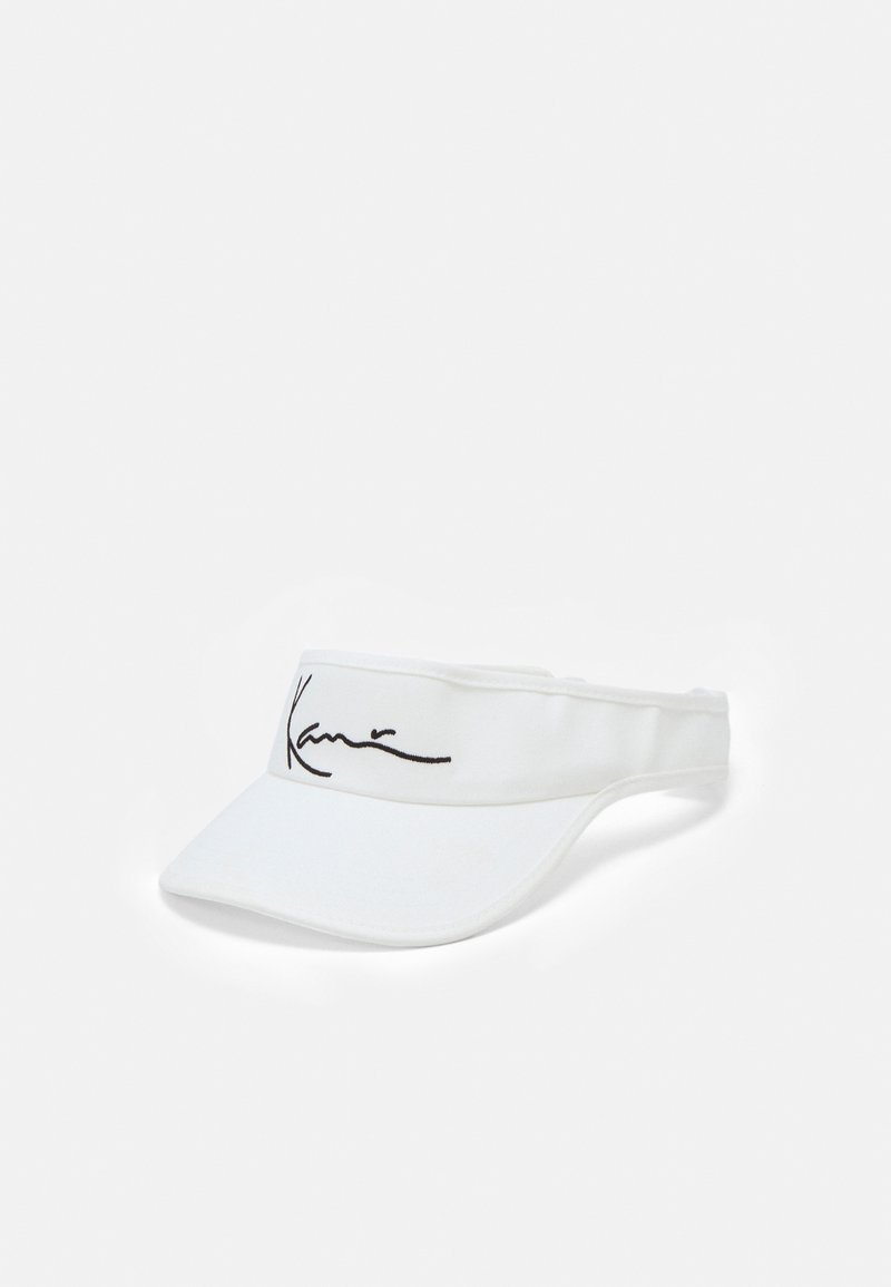 Casquette à visière blanche avec logo signature en écriture cursive noire sur la bande avant, présentée sur un fond blanc uni.