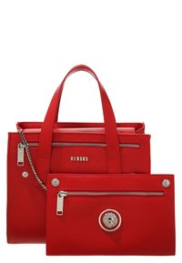 Tote bag in pelle rossa con due manici superiori, dotata di una tasca anteriore con zip e una pochette coordinata staccabile con dettagli in argento e logo.