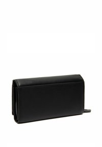 Portafoglio in pelle nera di forma rettangolare, con texture liscia e bordi cuciti. Presenta una zip laterale e una linguetta per un'apertura facile.