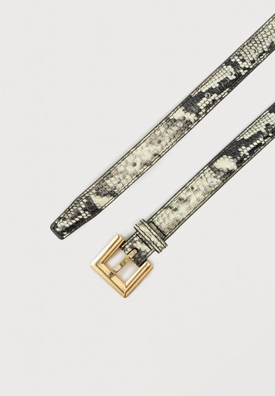 Ζώνη με μοτίβο δέρματος φιδιού ασπρόμαυρη με χρυσή ορθογώνια αγκράφα, με πολλαπλές τρύπες ρύθμισης σε απλό φόντο.