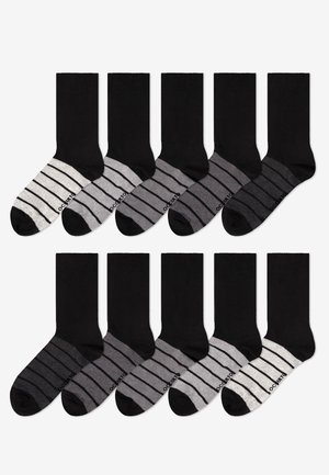 Zehn Paar schwarze Crew-Socken mit unterschiedlichen grauen Streifenmustern auf Fuß und Zehen, in zwei Reihen auf weißem Hintergrund angeordnet.