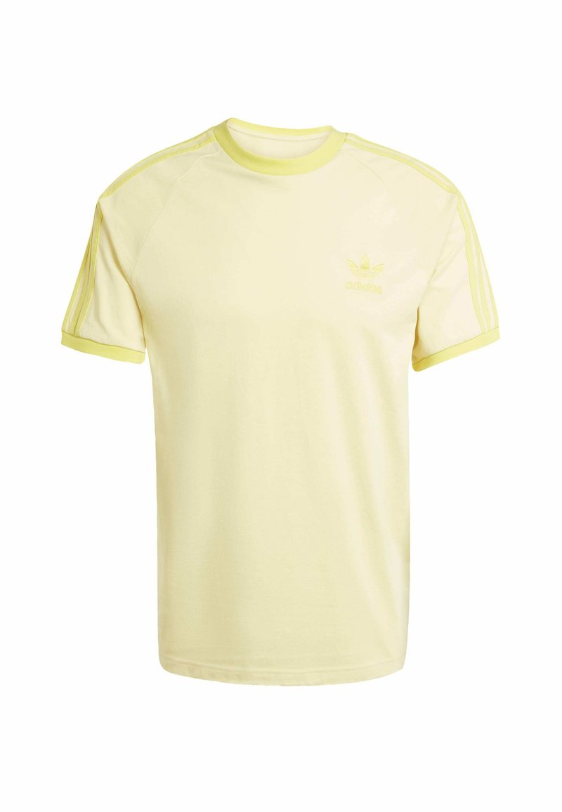 T-shirt giallo a maniche corte con collo rotondo, caratterizzato da un tessuto testurizzato, un sottile logo Adidas sul petto e accenti verdi a contrasto.