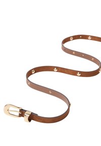 Brunt læderbælte med spænde i poleret guld-look og dekorative metalaccents. Har huller til justerbar størrelse. Glat tekstur.