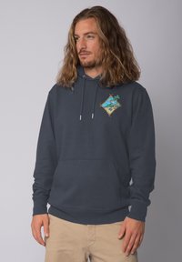 Marineblauwe hoodie gemaakt van een katoenmengsel, met een voorzak en een grafisch ontwerp van een strandscène met palmbomen op de borst.