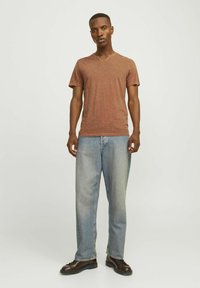 Jack & Jones ESPLIT NECK NOOS - T-Shirt basic - mocha bisque