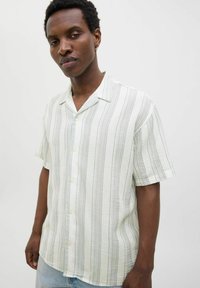Chemise à manches courtes en tissu rayé vert clair et blanc. Dotée d'un col à revers, d'une fermeture à boutons et d'une coupe décontractée texturée.