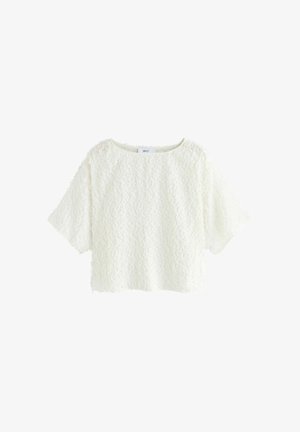 Top corto bianco morbido con maniche corte, caratterizzato da una superficie testurizzata e un colletto rotondo, realizzato in un materiale sintetico morbido.