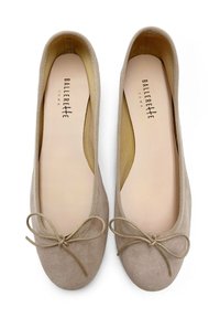 Ballerine in suede beige con punta arrotondata, un piccolo fiocco sulla parte anteriore e un interno color nocciola. Suola piatta e bordo elastico intorno all'apertura.