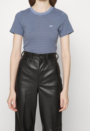 T-shirt bleu et blanc à rayures avec des manches courtes et un col rond, arborant un petit logo Levi's blanc, associé à un pantalon taille haute en simili cuir noir.