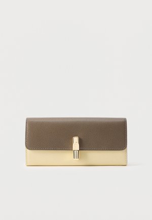 Rechteckige zweifarbige Lederbrieftasche mit taupefarbenem oberem Klappdeckel und cremefarbenem Boden, gesichert mit einem goldfarbenen Verschluss auf weißem Hintergrund.
