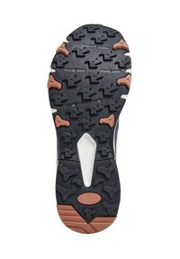 Modelul de banda al unei talpi de pantof sport multicolor, cu cauciuc negru, accente portocalii si brazde adânci pentru aderență.