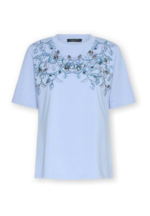 Hellblaues T-Shirt mit kurzen Ärmeln, das eine Blumenstickerei in Dunkelblau, Grün und Schwarz zeigt, mit rundem Ausschnitt und lockerem Schnitt.