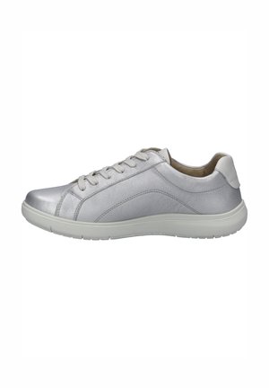 Zilveren lederen sneaker met een gladde textuur, ronde neus, vetersluiting en een witte rubberen zool. Eenvoudige stiksels accentueren de zijkanten.