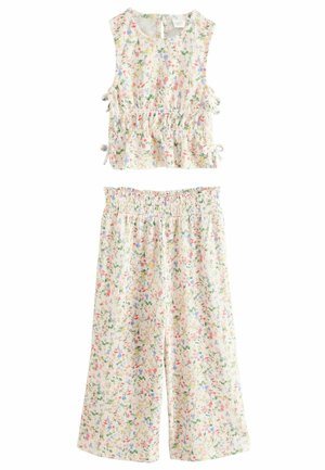 Bloemrijke tweedelig set bestaande uit een mouwloze top met geplooide details en bijpassende wijde broek. Licht stof in een pastel kleurenschema.