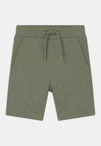 Olivgrüne legere Shorts mit geripptem elastischem Bund, Kordelzug und Seitentaschen, flach auf einem weißen Hintergrund präsentiert.